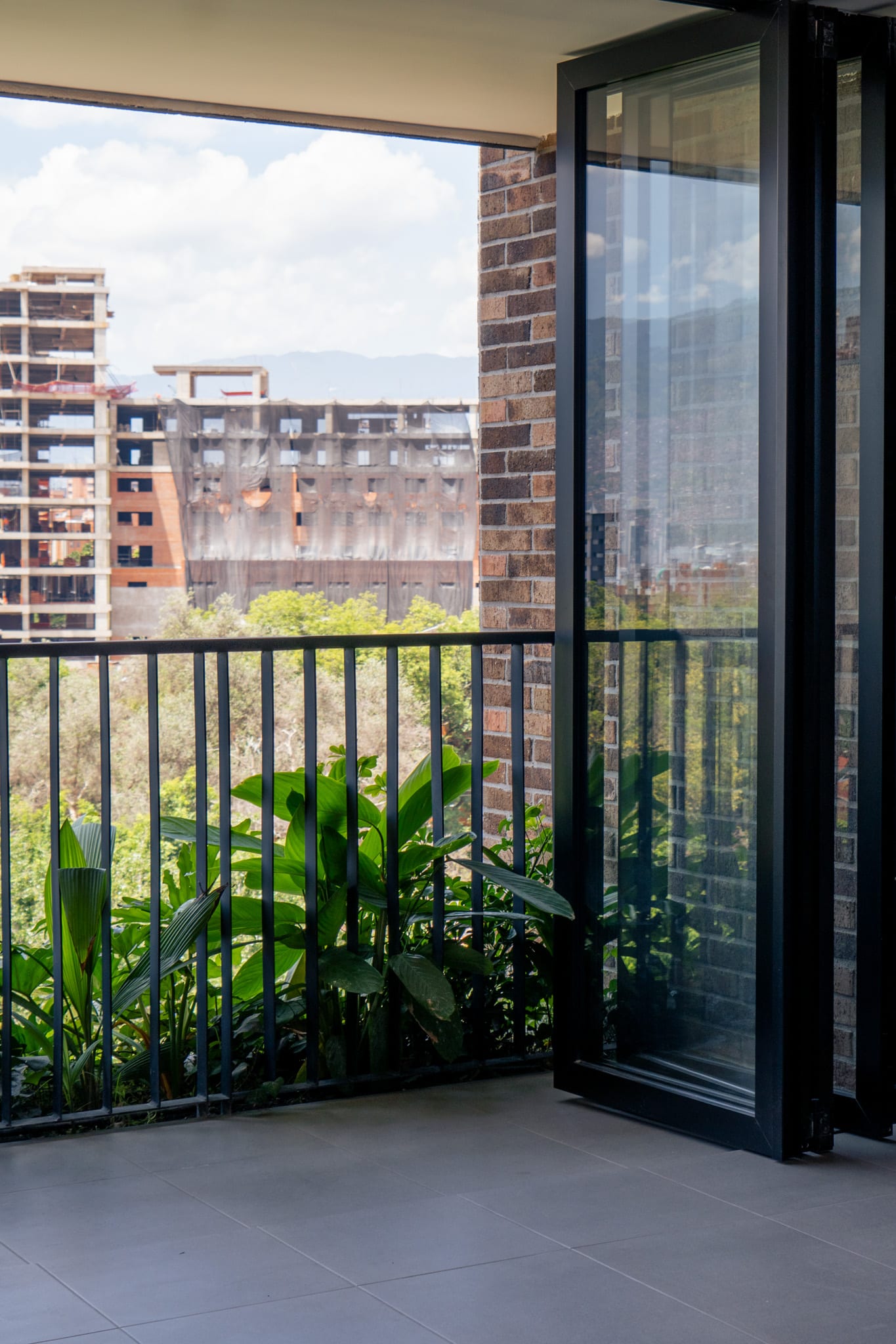 Edificio Aurora con fachada en Ladrillo Romano Corcho en Medellín.